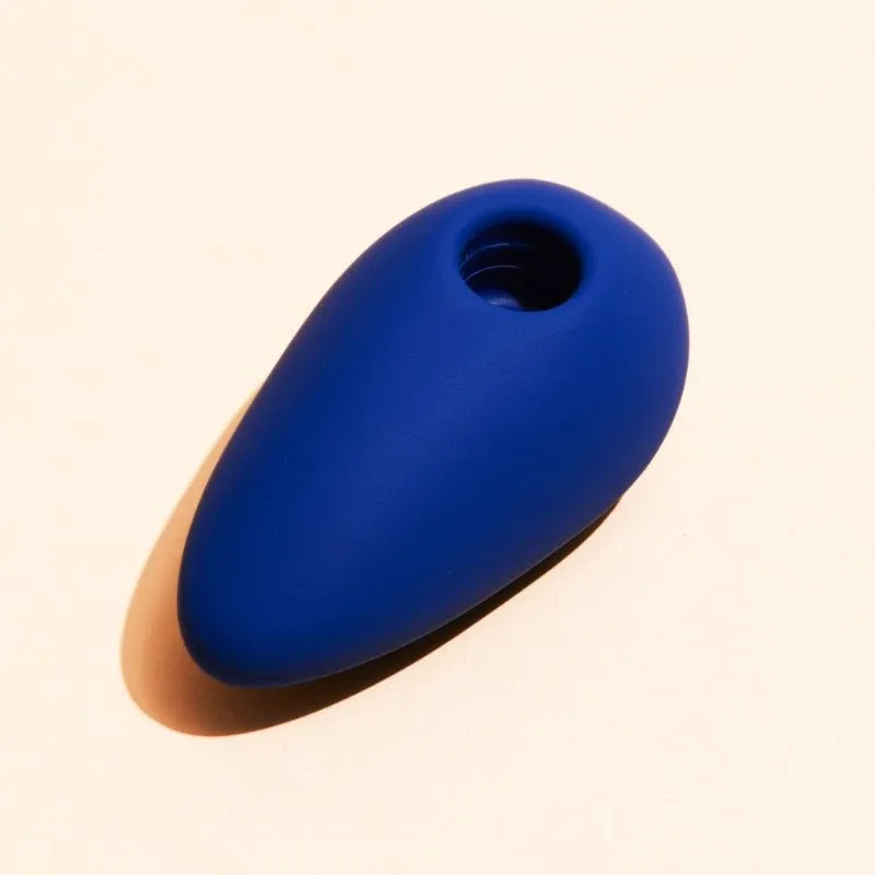 Mini Coco Puissante bleu, vu de trois quarts sur fond clair