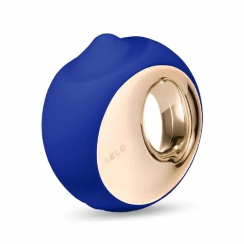 LELO Ora 3 bleu et doré, vu de trois quarts sur fond blanc